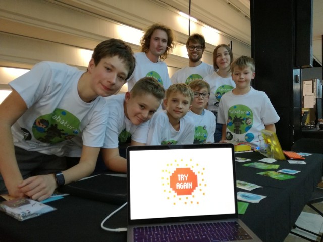 Ekipa Whizz Kids z mentorami z Little Bit Academy w trakcie festiwalu Ars Independent w Katowicach