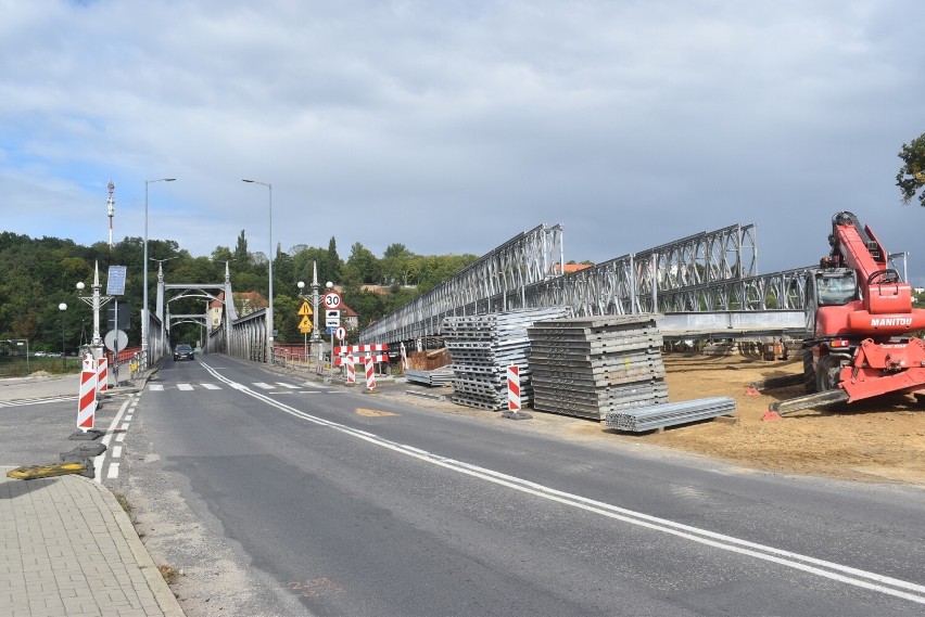 Tak obecnie wygląda budowa mostu tymczasowego na Odrze w...