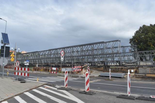 Tak obecnie wygląda budowa mostu tymczasowego na Odrze w Krośnie Odrzańskim.