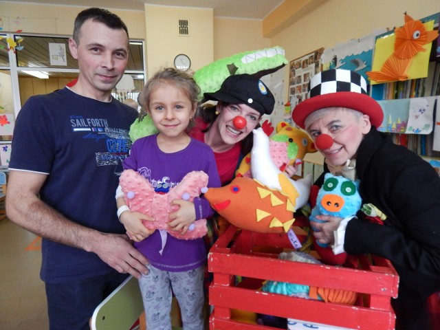 Wolontariusze Fundacji Dr Clown rozdali zabawki w WCM.