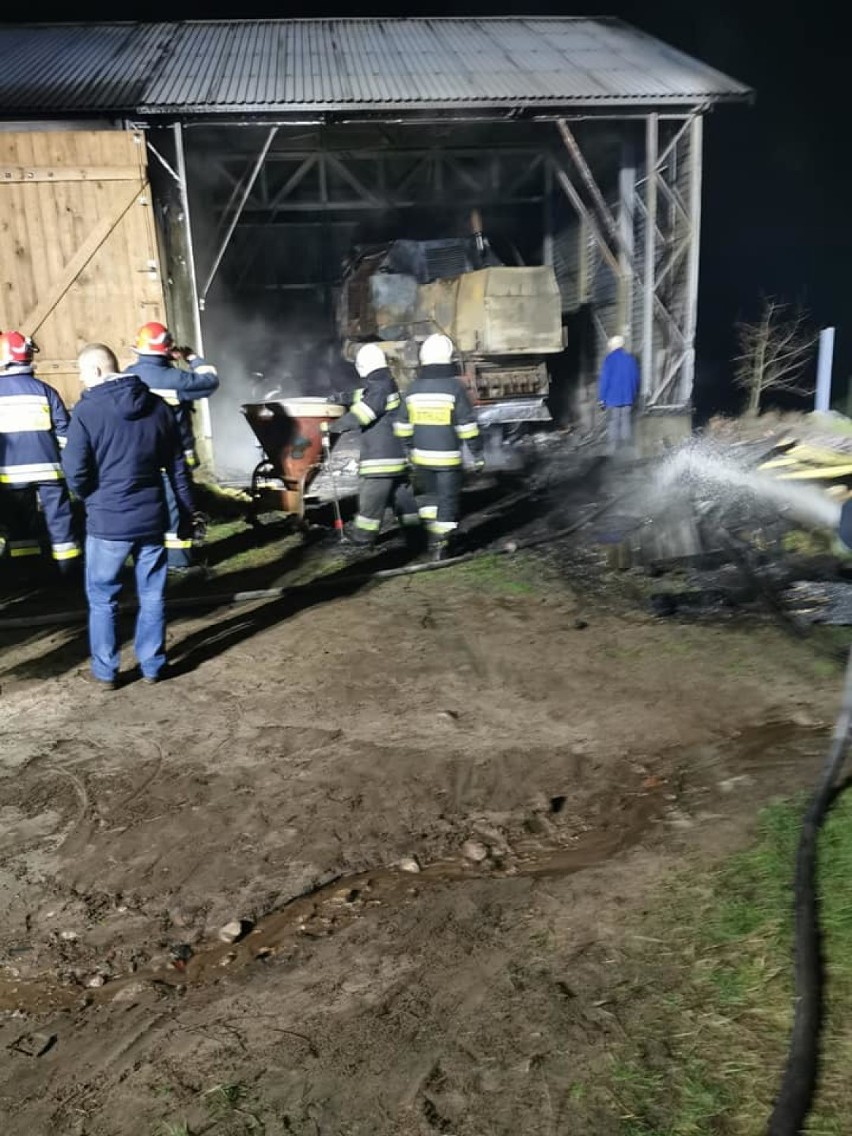 Pożar w Bukowinie. Spłonął m.in. kombajn i dach pomieszczenia gospodarczego {ZDJĘCIA]