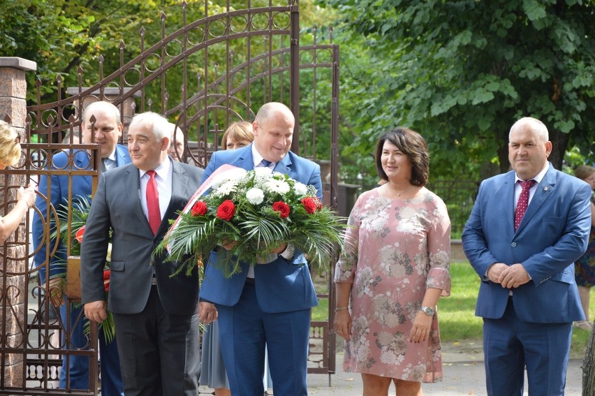 Obchody święta Wojska Polskiego w Bełchatowie. Było składanie kwiatów i msza polowa [ZDJĘCIA]