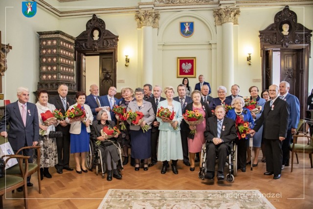 Złote Gody obchodzone są w 50 - tą rocznicę ślubu, zaś Diamentowe świętujemy w 60 -tą