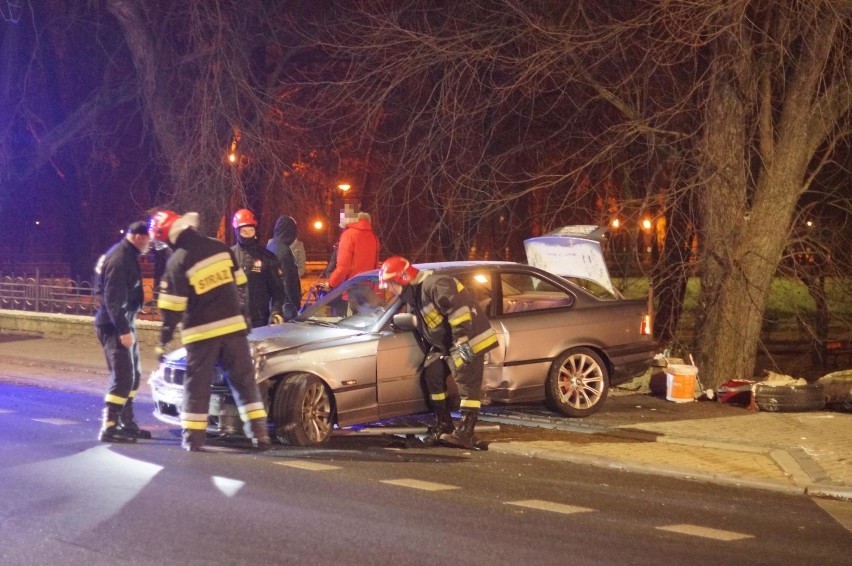 Kolizja na ulicy Częstochowskiej w Kaliszu. BMW uderzyło w...