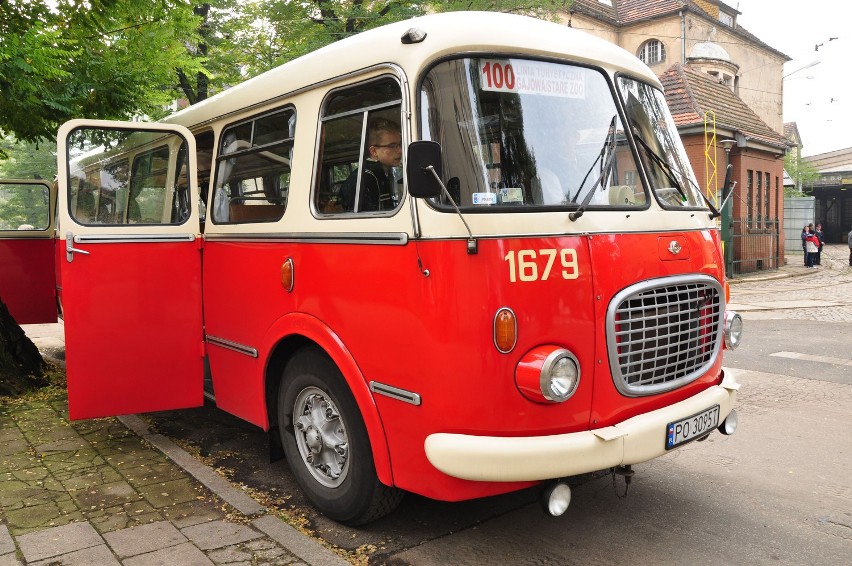 Jeden z symboli PRL-u autobus "ogórek" (Jelcz 043 Caro)...