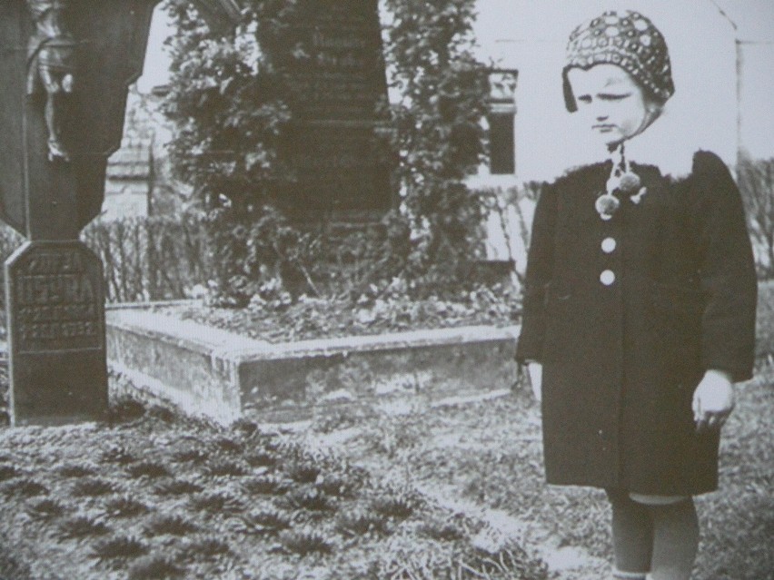 Dziecko nad mogiłą, 1940 rok, Tychy