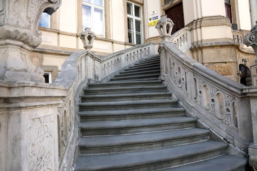 Właśnie rozpoczęła się konserwacja zabytkowych schodów w Legnicy, zobaczcie zdjęcia
