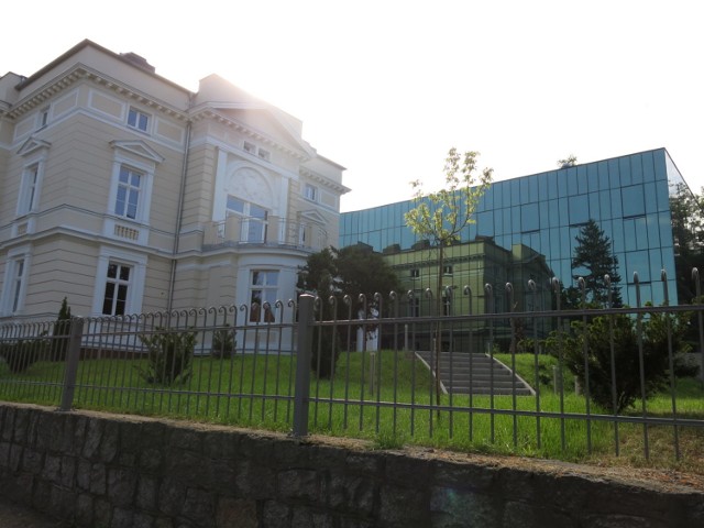 Nowa siedziba Sądu Rejonowego w Jeleniej Górze jest gotowa. To udane połączenie nowoczesnej architektury z zabytkową rezydencją