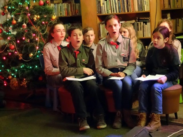 Koncert kolęd w pyzdrskiej bibliotece.