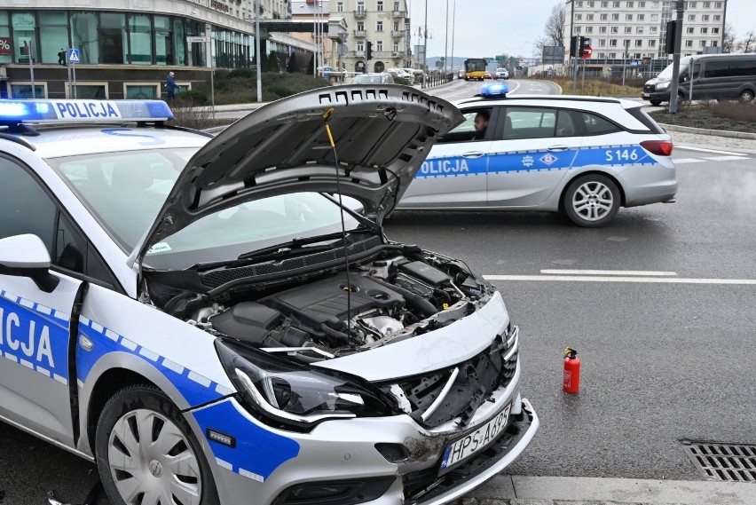 W centrum Kielc honda zderzyła się z policyjnym radiowozem! Było spore zamieszanie [WIDEO, ZDJĘCIA]