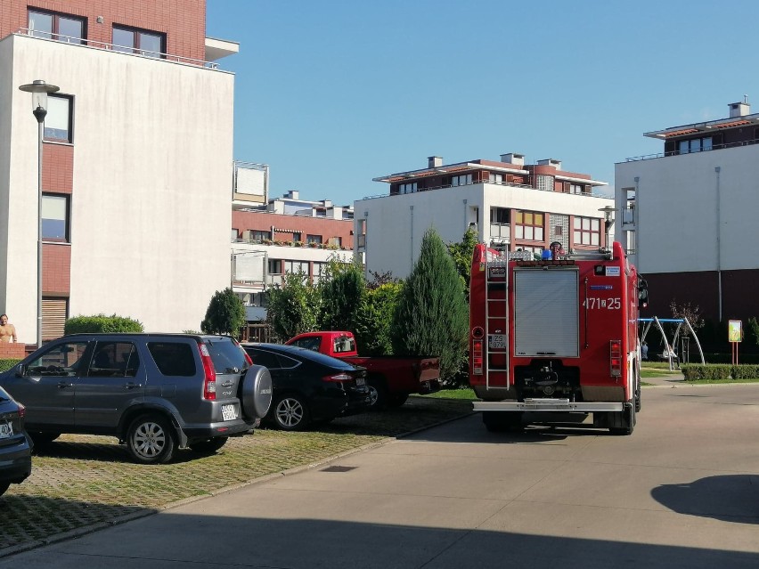 Trzy wozy strażackie pojawiły się w niedzielę na Osiedlu Jantar w Kołobrzegu