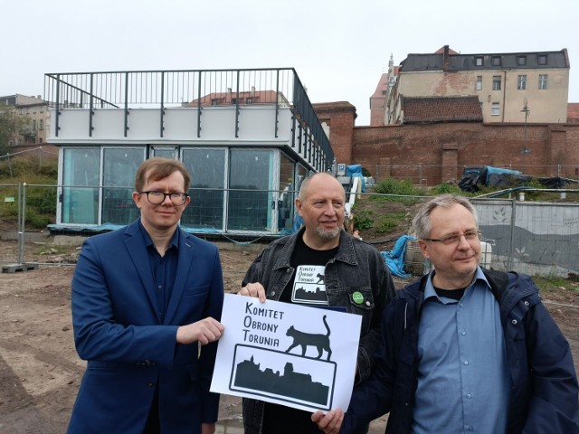 Założyciele Komitetu Obrony Torunia od lewej: Marcin Łowicki, Sylwester Jankowski i Grzegorz Dawidowicz, swoimi obawami dotyczącymi zarządzania miastem i przyszłością Torunia podzielili się na tle jednego z budowanych na bulwarze pawilonów