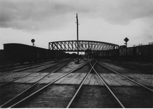 W zestawieniu porównujemy czas przejazdu pociągów w roku 1939 (przed wybuchem wojny) według Urzędowego Rozkładu Jazdy i Lotów z aktualnym rozkładem PKP. Ciekawym przykładem jest połączenie Warszawa Główna – Radom. Przed wojną pociągi motorowe ekspresowe pokonywały tę trasę w 1 godz. i 15 min. Dziś najlepszy wynik ma poranny pociąg Intercity, który jedzie 1 godz. i 46 min. Sytuacja ma się zmienić po remoncie linii kolejowej nr 8. Wtedy czas przejazdu zrówna się z tym z… 1939 roku.