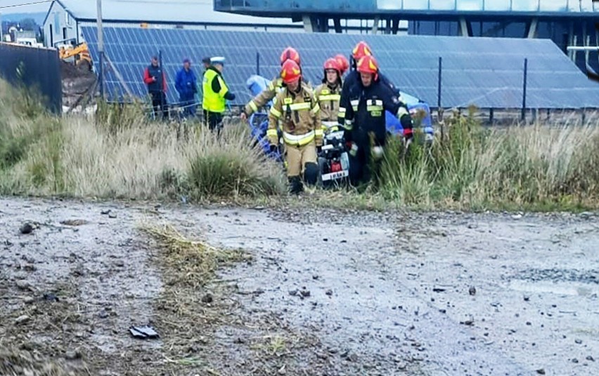 Pod Nowym Sączem auto rozpadło się na kawałki. Rannego kierowcę zabrał śmigłowiec LPR