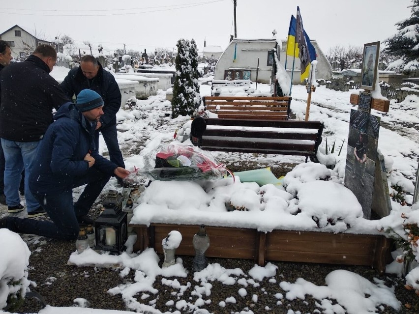 Burmistrz Prudnika składa kwiaty na grobie kolegi z Ukrainy,...