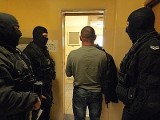 Cieszyńscy policjanci rozbili gang, który wprowadził do obrotu 72 tys. litrów nielegalnego alkoholu