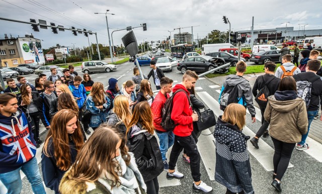 Piesza Masa Krytyczna zbiera się w ten weekend na rondzie Charlesa de Gaulle'a, aby domagać się bezpiecznego i komfortowego ruchu. Protestujący spotkają się o godz. 12w Al. Jerozolimskich przed pomnikiem gen. Ch. de Gaulle’a i wspólnie przemaszerują ulicami: Al. Jerozolimskie, al. Jana Pawła II, Chmielna 120 przed siedzibę Zarządu Dróg Miejskich.

Zobacz więcej: Piesza Masa Krytyczna. Warszawiacy protestują przeciwko nieuczciwemu traktowaniu pieszych