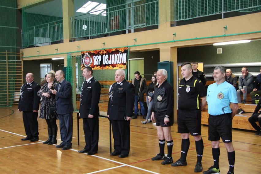 Strażacy ochotnicy z gminy Osjaków zmierzyli się w turnieju halowej piłki nożnej