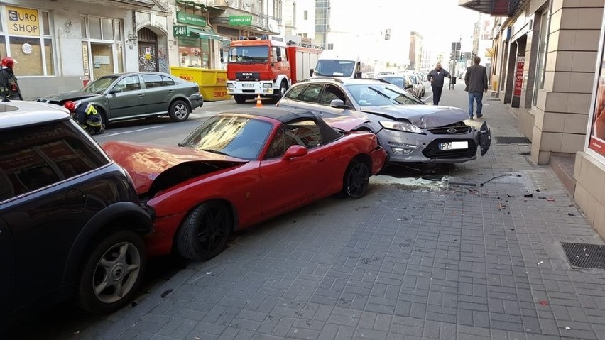 Kilka aut ucierpiało w wyniku porannego zderzenia na ul....