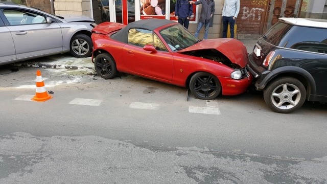 Kilka aut ucierpiało w wyniku porannego zderzenia na ul. Garbary w Poznaniu. Zniszczonych zostało aż pięć samochodów