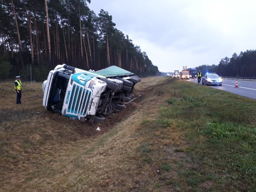 Na autostradzie A1 w Grupie przewróciła się ciężarówka z piwem [zdjęcia]