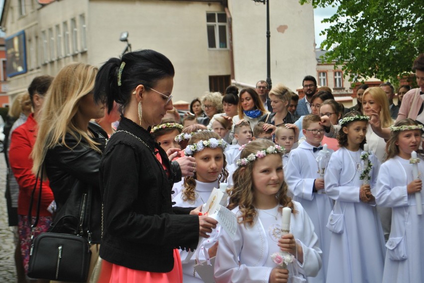 Do sakramentu I Komunii Świętej przystąpiły dzieci z klas...