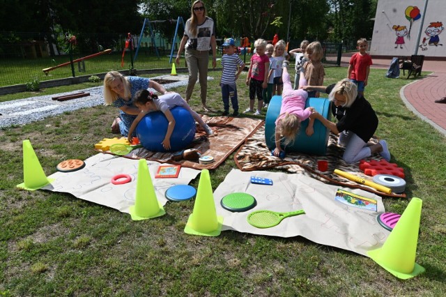 Naturalna ścieżka sensoryczna powstała  przy Przedszkolu nr 6 w Sandomierzu. To miejsce do zabawy, edukacji i terapii dla dzieci na łonie natury. Więcej na kolejnych zdjęciach