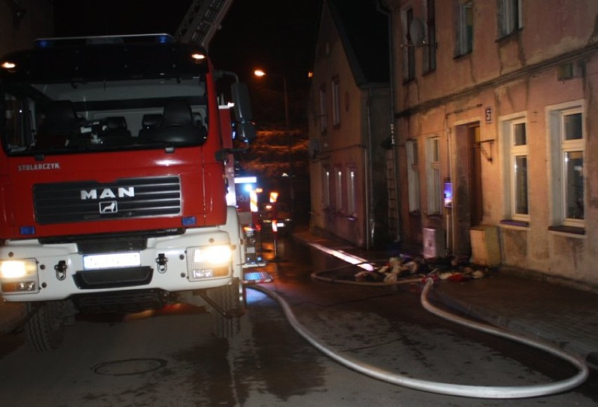 Pożar w Olecku. Palił się dom wielorodzinny [ZDJĘCIA]