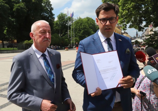 Karol Semik (z lewej) i Konrad Frysztak, wiceprezydenci Radomia potwierdzili wczoraj wolę kandydowania do parlamentu.