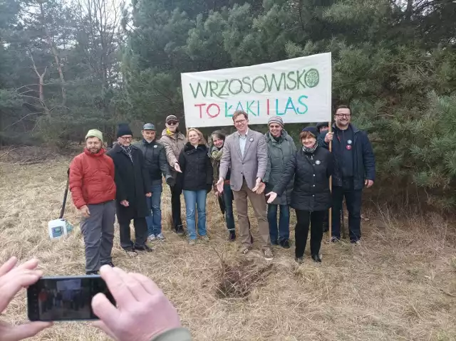 Do uchwały powołującej park Wrzosowisko jego obrońcy chcą zgłosić swoje poprawki. Tymczasem na Wrzosowisku posadzili dąb, którego nazwali Michałem.