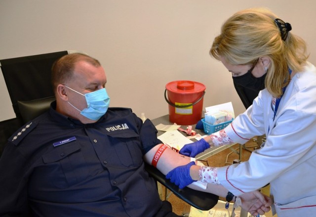 Krew oddali policjanci ale także pracownicy cywilni sądeckiej komendy oraz mieszkańcy Nowego Sącza