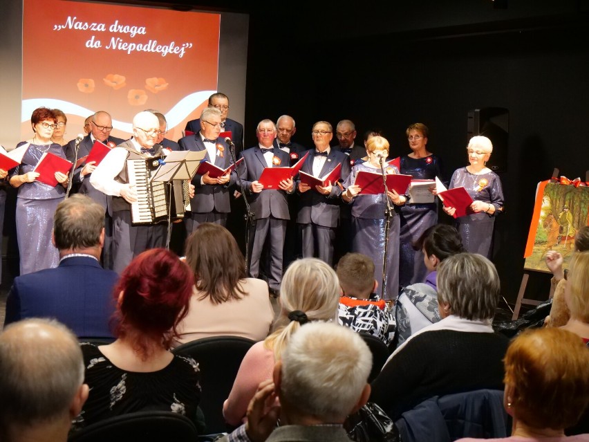 Patriotyczny koncert w Chóru Seniora „Romantica” w MDK w Radomsku. ZDJĘCIA