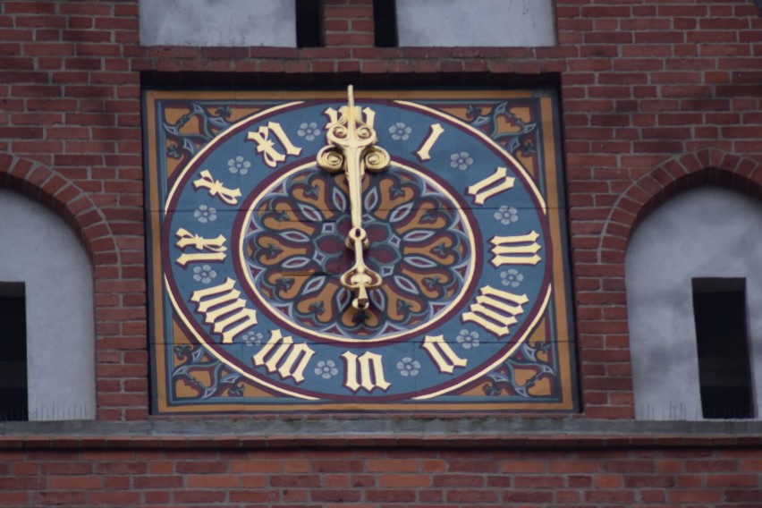 Cyferblaty zegara na wieży kościoła w Szczecinku są...