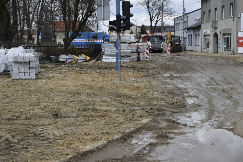 Trwa przebudowa ulicy Rawskiej. Poza specjalistami od...