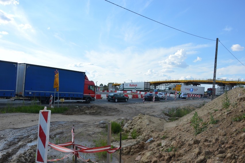 Autostrada A1 w Piotrkowie zablokowana. Ciężarówka uderzyła...