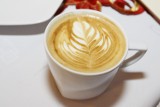 Uwielbiasz kawę? Zobacz 11 pomysłów na małą czarną. Te napoje dodadzą energii