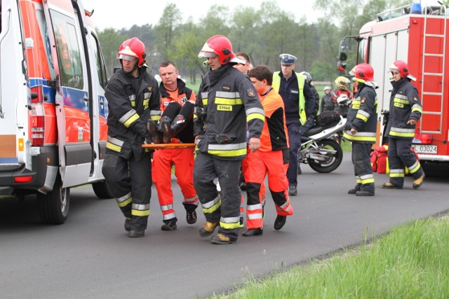 Wypadek pod Wolsztynem. Motocyklista zgubił pasażerkę
