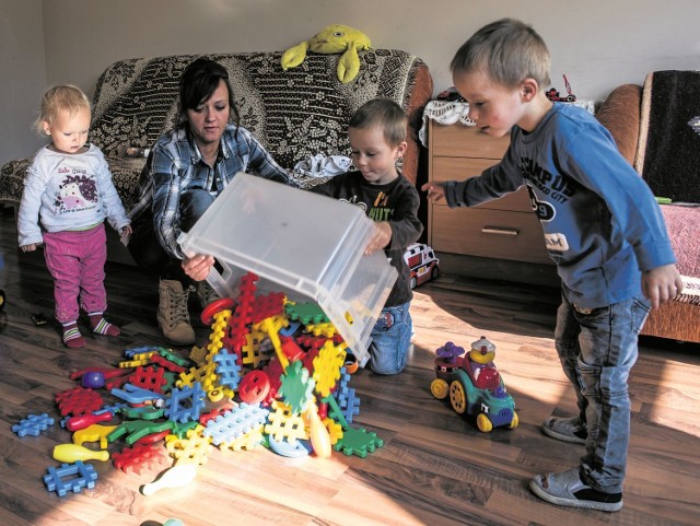 Kasia z synami-bliźniakami i - chwilowo - z córką koleżanki. Ten duży pokój z trzema kanapami, wspólną łazienką i kuchnią, stanowi teraz ich tymczasowy dom.