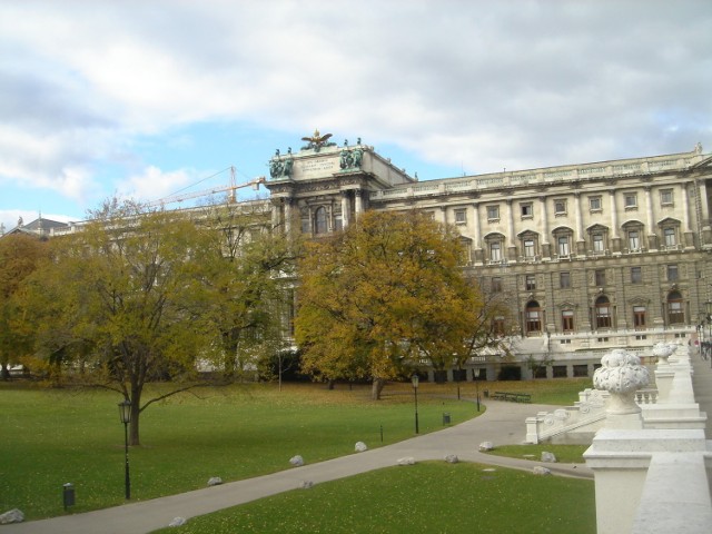 Pusty Burggarten z widokiem na budynek Hofburgu Fot. Ewa Kowalska
