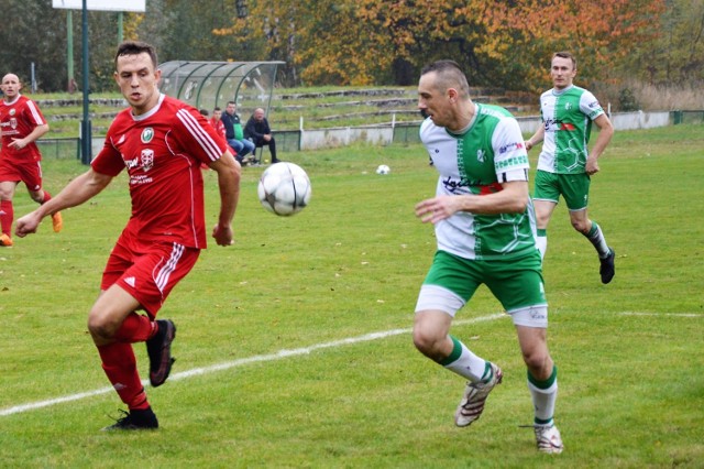 Adrian Korczyk (z lewej) zdobył dwa gole dla Jawiszowic. Tutaj w konfrontacji z Kamilem Kądziołką. W derbach powiatu oświęcimskiego chrzanowskiej V ligi piłkarskiej, Chełmek przegrał na własnym boisku z Jawiszowicami 0:3.