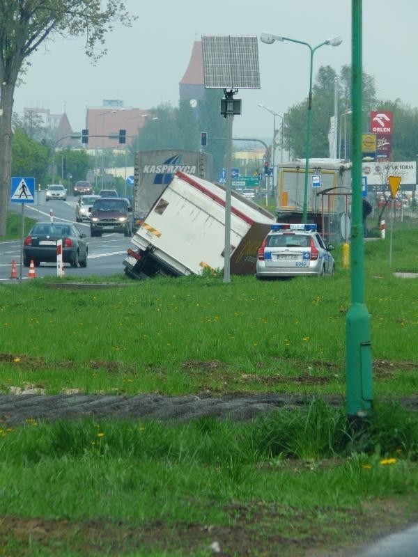 Wypadek przy wjeździe do Lubina (ZDJĘCIA)