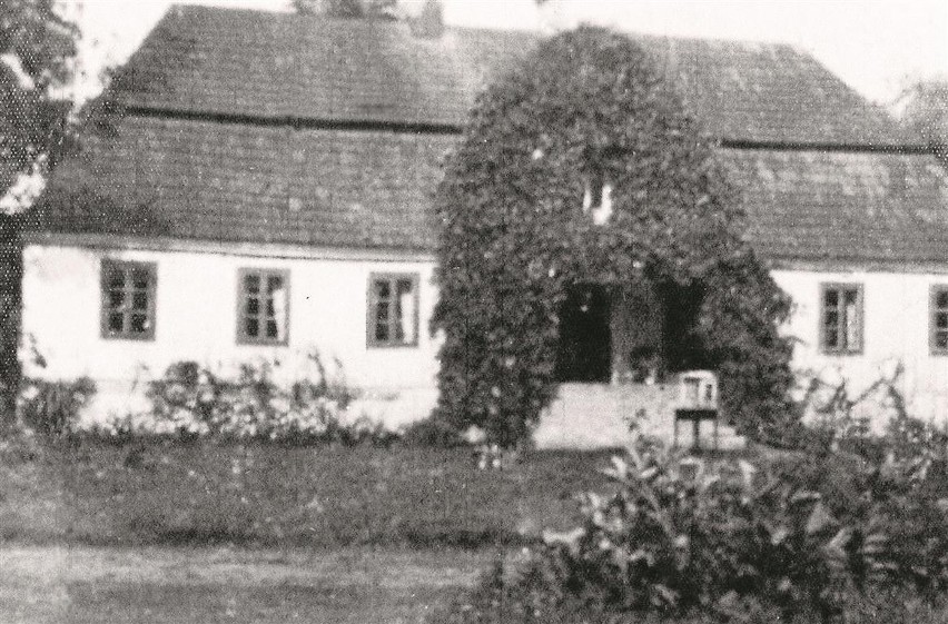 Dwór w Gościnnej  w XIX wieku. Do 1945 roku należał do...