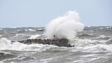 Silny wiatr w regionie, w porywach do 80 km/h. Na Bałtyku sztorm