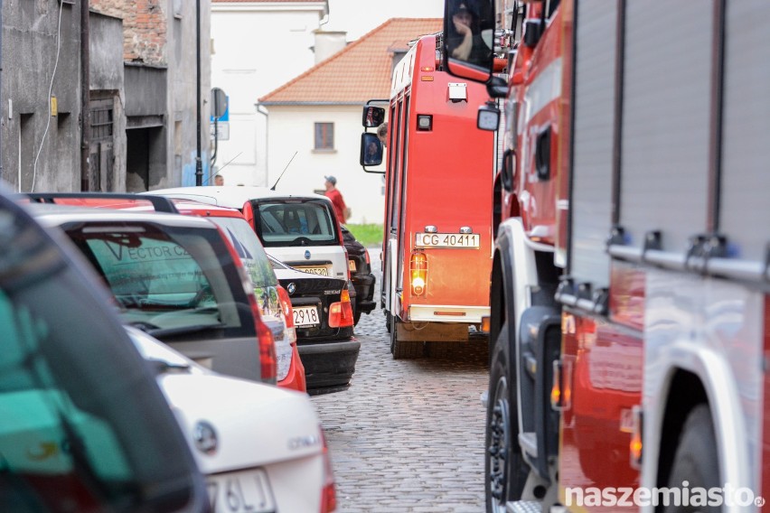 Strażacy mają problem z przejazdem ulicami starówki [wideo, zdjęcia]