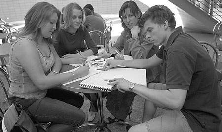 Najlepiej uczyć się grupowo, bo nie jest nudno i można się więcej nauczyć &amp;#8211; mówią studenci drugiego roku zarządzania i marketingu. Od lewej: Agnieszka Kaczmarek, Małgorzata Cieślak, Izabela Krzemińska oraz Michał Błotnicki.