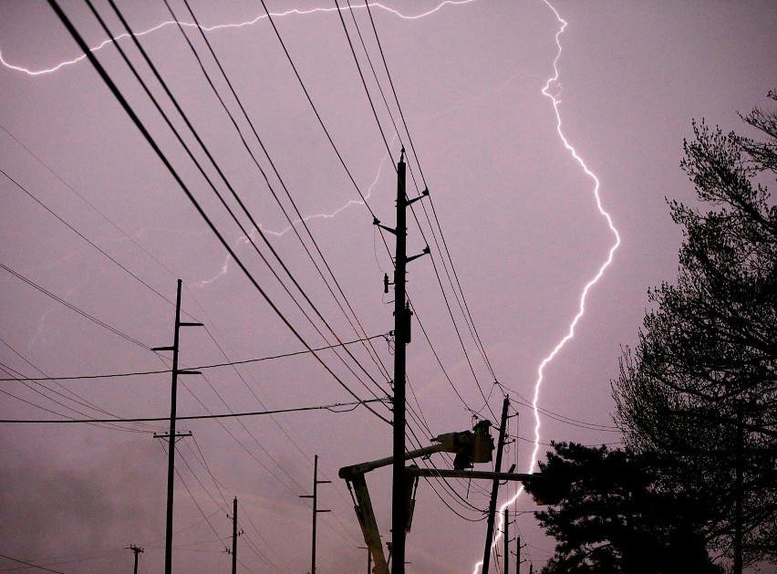 Gwałtowne burze z wyładowaniami atmosferycznymi,...