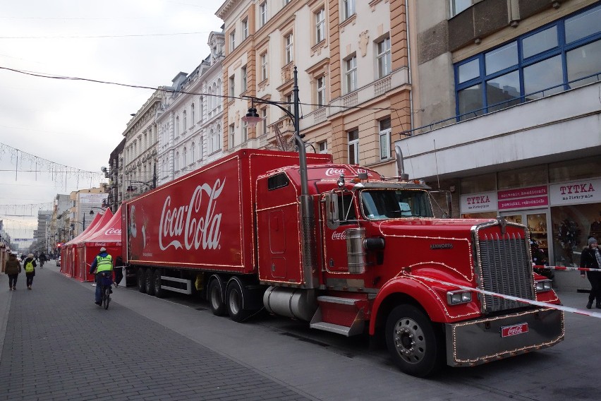 Ciężarówka Coca Coli na Piotrkowskiej [ZDJĘCIA]