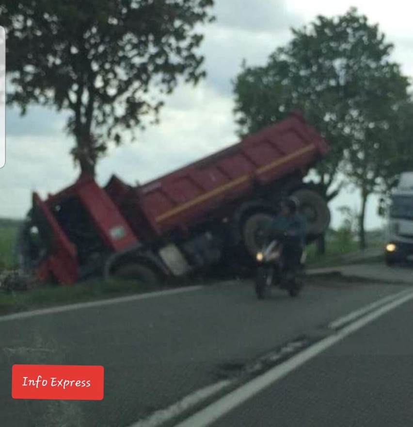 Ciężarówka w rowie przy DK 46 w Pawonkowie 20.05.2019.