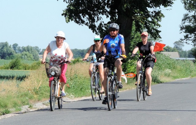 Już po raz szósty oddziały PTTK w Strzelnie i Nadgoplański w Kruszwicy zorganizowały Międzygminną Mijankę Rowerową. W niedzielę, 30 czerwca, kilkudziesięcioosobowe grupy wyruszyły na rowerach z pl. Świętego Wojciecha w Strzelnie oraz z parkingu pod Mysią Wieżą w Kruszwicy, by po przejechaniu wyznaczonej trasy spotkać się w miejscowości Sukowy i stamtąd wyruszyć wspólnie do Siemionek. Tam, w gościnnych progach Domu Pomocy Społecznej, odbyła się integracyjna impreza turystyczna. Był smaczny posiłek, tańce oraz zwiedzanie DPS. Dopisała pogoda i dobre humory. Wspomnieć należy, że PTTK w Strzelnie zorganizował mijankę w ramach programu "Rajdy rowerowe dla dzieci, młodzieży i członków PTTK promujące lokalne dziedzictwo historyczne, kulturowe i przyrodnicze". Projekt dofinansował Urząd Marszałkowski Województwa Kujawsko-Pomorskiego.