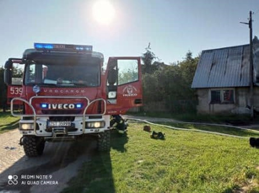 Gmina Ińsko. Palił się dom. Na miejscu działali strażacy ze Stargardu, Dobrzan i z Ińska. Przyjechała też stargardzka policja i pogotowie 